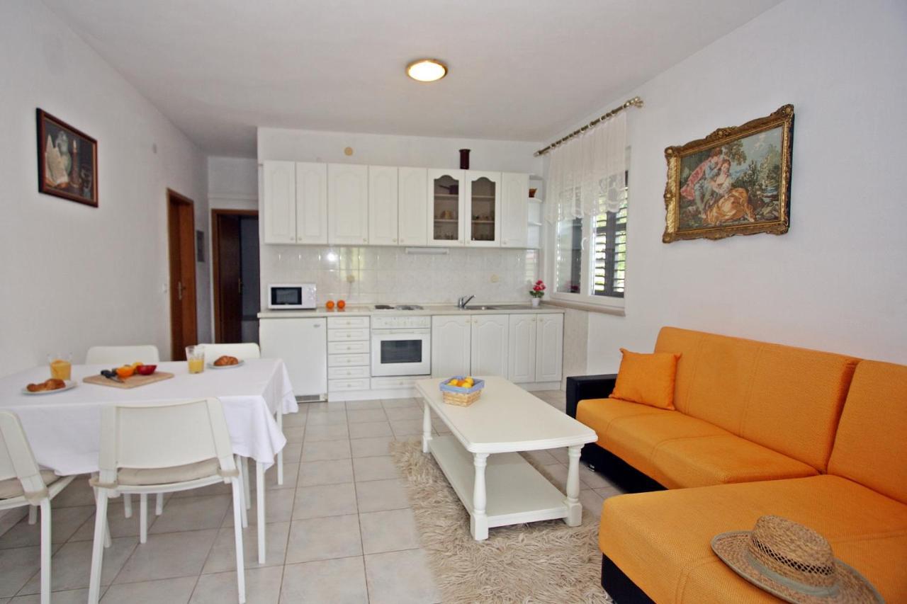 Apartment Omo 1 Supetar