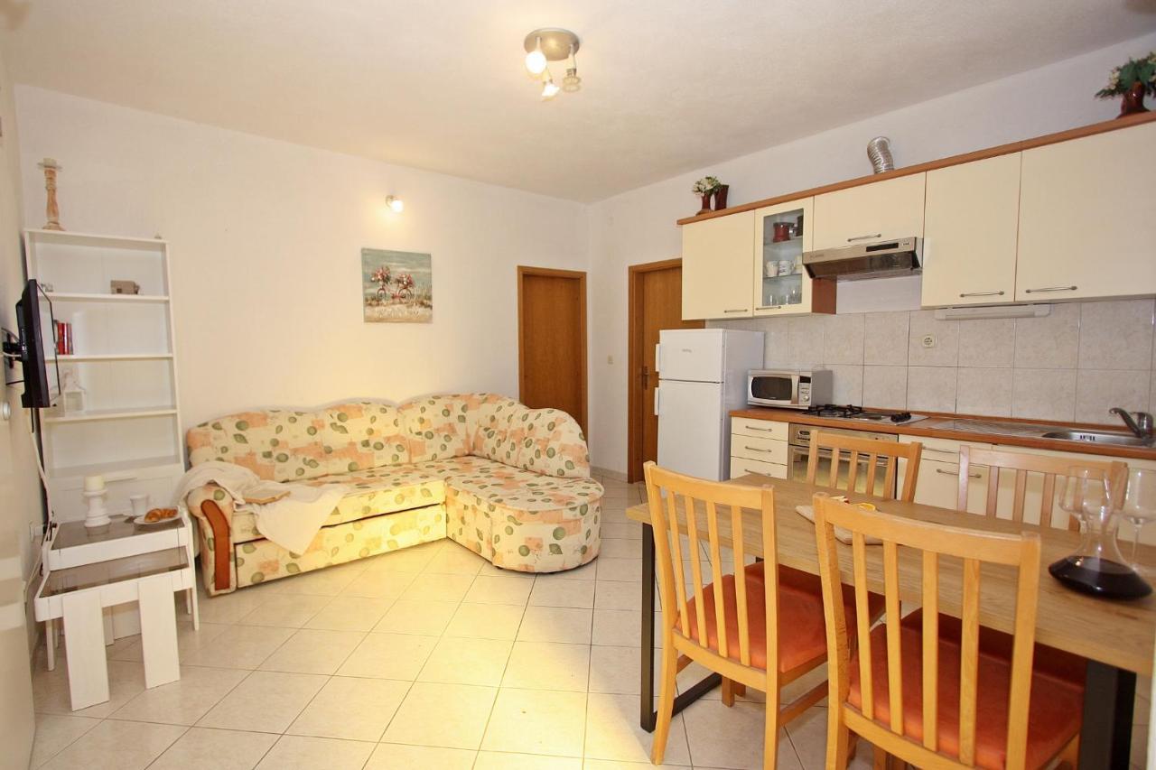 Apartment Omo 1 Supetar